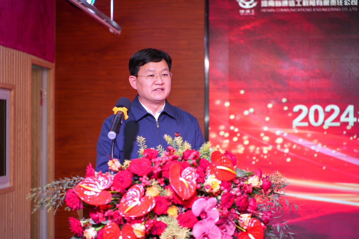 28-南陽(yáng)分公司總經(jīng)理潘光紅代表先進(jìn)集體發(fā)言.jpg