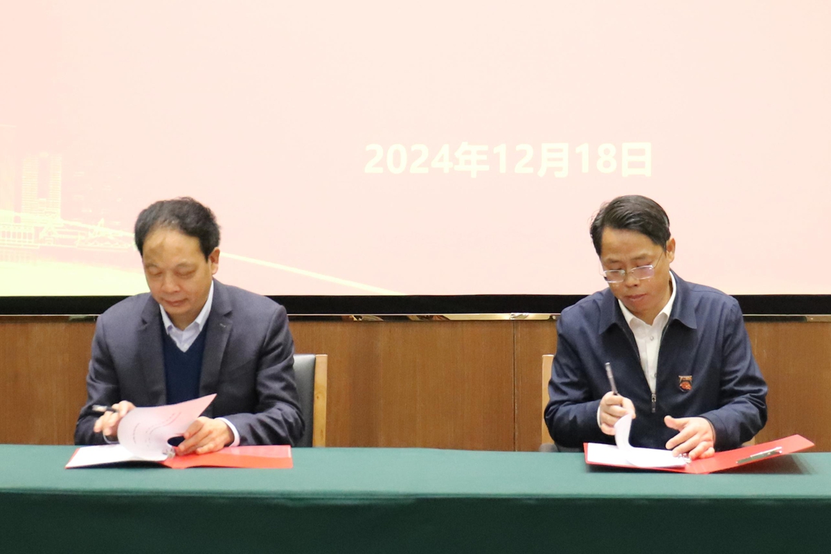 03-河南省中醫(yī)藥科學院院長趙移畛與河南省通信工程局總工程師楊祥強上臺簽約.JPG